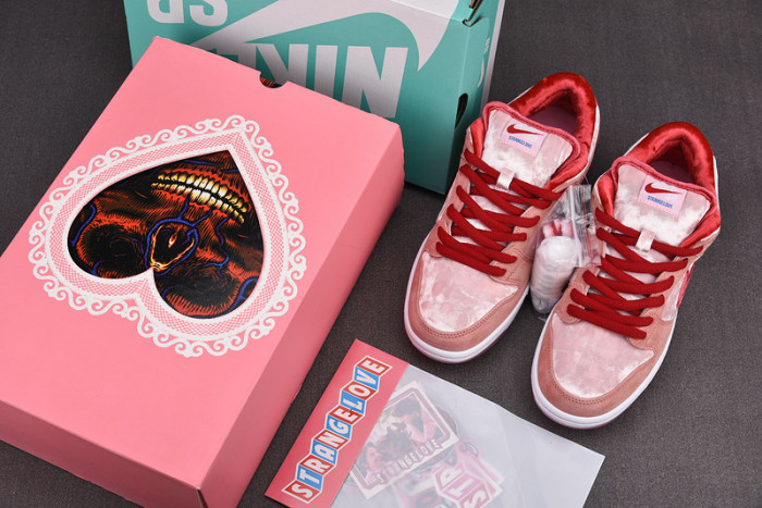 NIKE SB DUNK LOW STRANGELOVE SKATEBOARDS (SPECIAL BOX) - CT2552-800