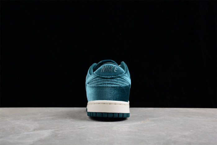 Nike Dunk Low "Green Velvet" DZ5224-300