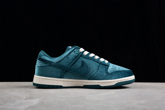 Nike Dunk Low "Green Velvet" DZ5224-300