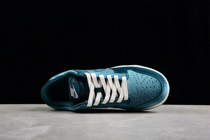 Nike Dunk Low "Green Velvet" DZ5224-300