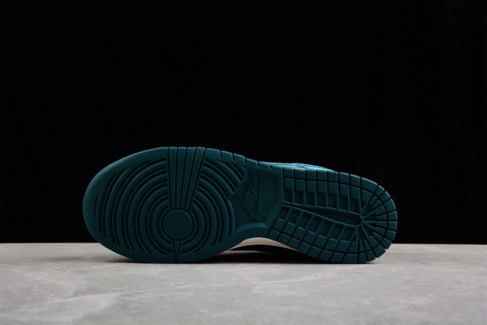 Nike Dunk Low "Green Velvet" DZ5224-300