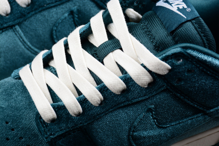 Nike Dunk Low "Green Velvet" DZ5224-300