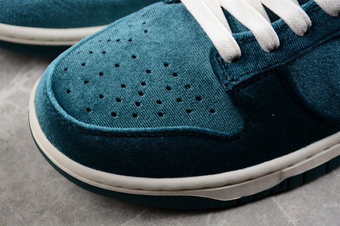 Nike Dunk Low "Green Velvet" DZ5224-300