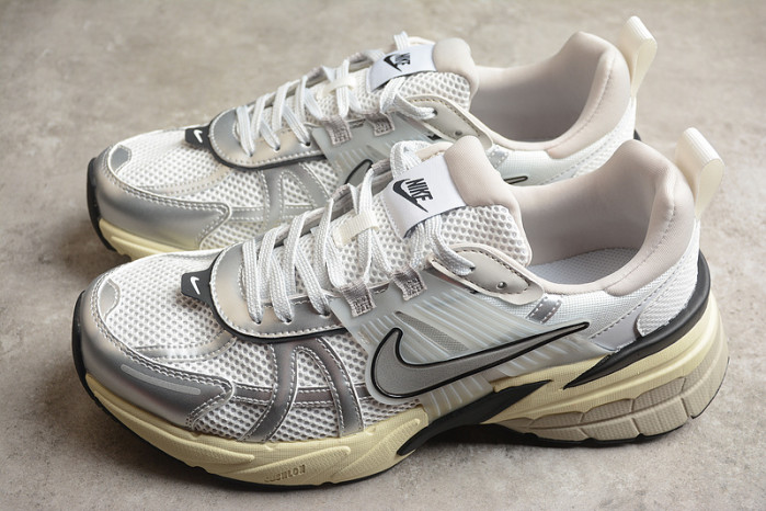 NK V2K Runtekk " Summit White Metallic Silver " FD0736-100