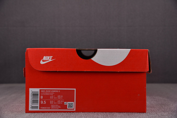 NIKE Zoom Vomero 5