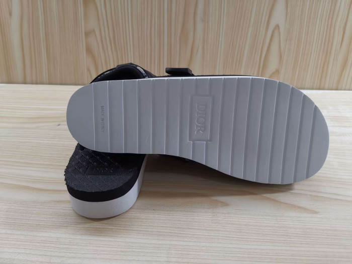 d10r sandal
