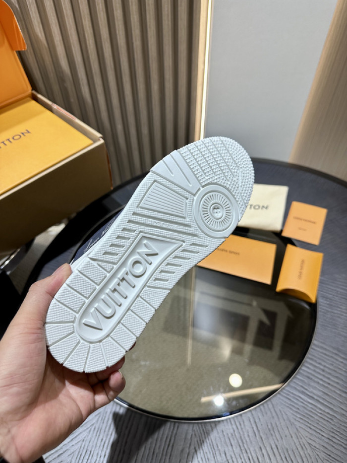 L0VT SNEAKER