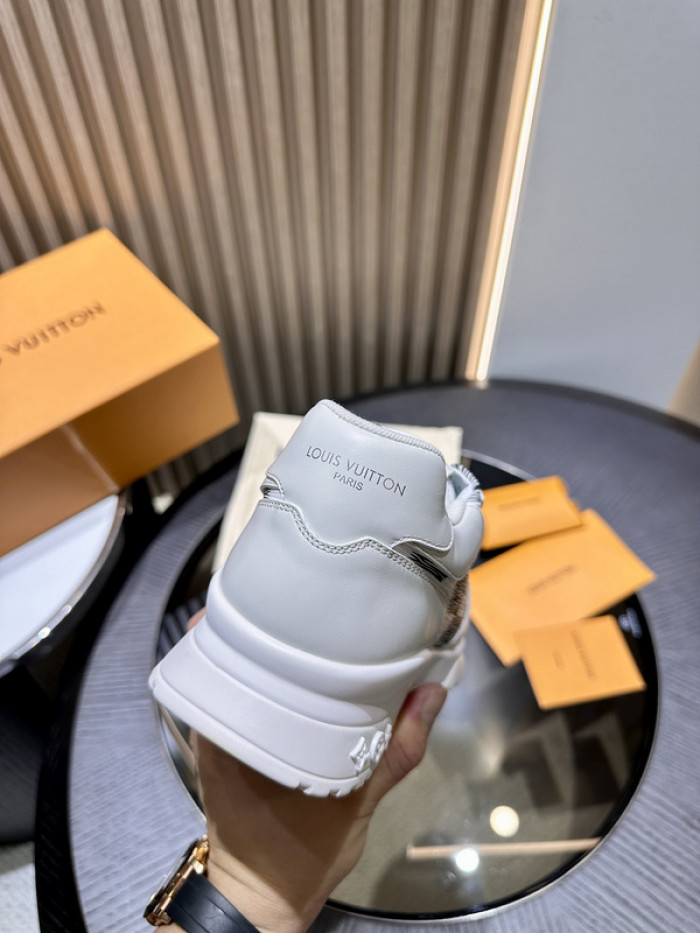 L0VT SNEAKER