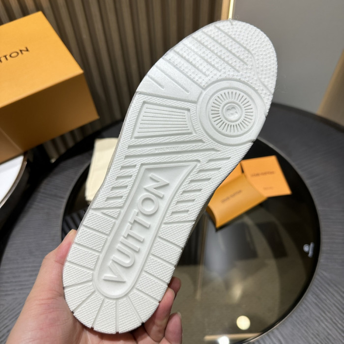 L0VT SNEAKER