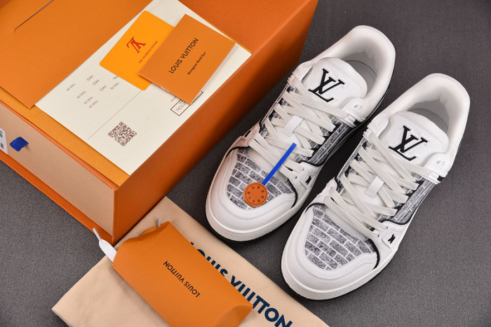 L0VT SNEAKER