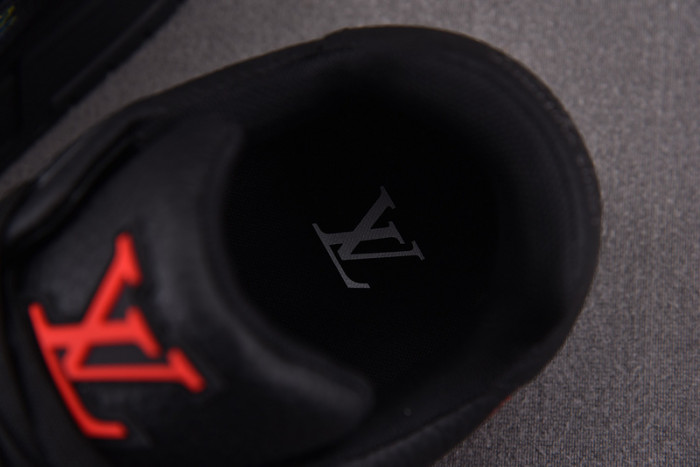 L0VT SNEAKER